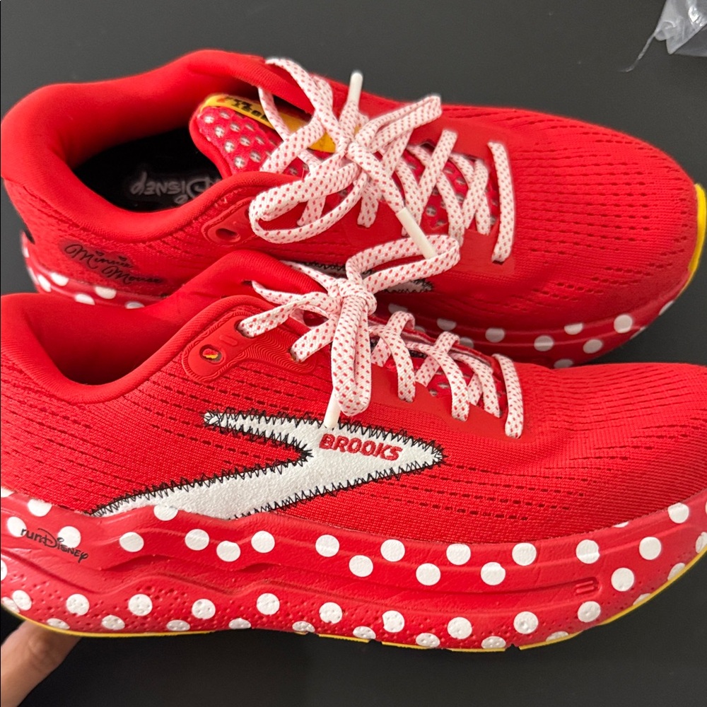 Brooks Minnie Disney sneakers